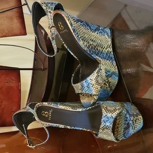 Faux snake skin size 8 platform heels blue, green